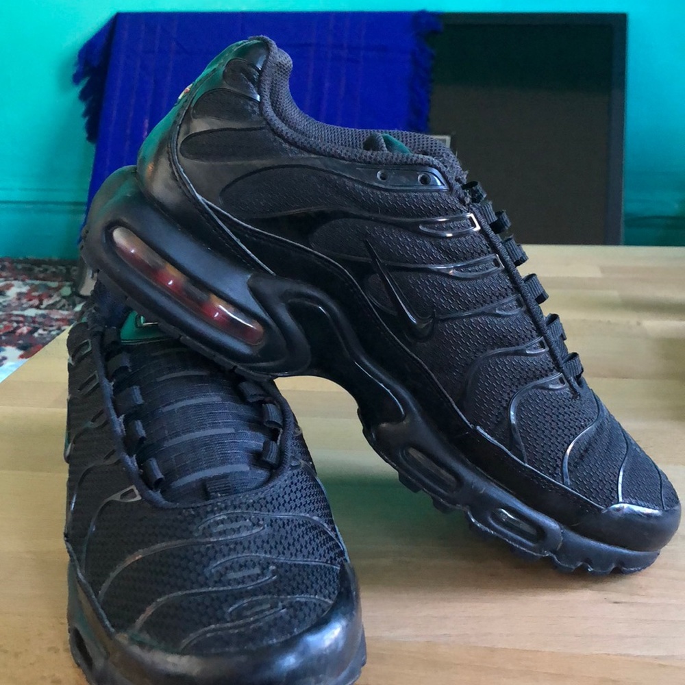 All black Nike Air Max Plus.